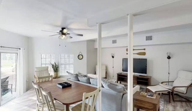 Rustic Pet Friendly 3 bedroom/2 Bathroom home near Lake Livingston