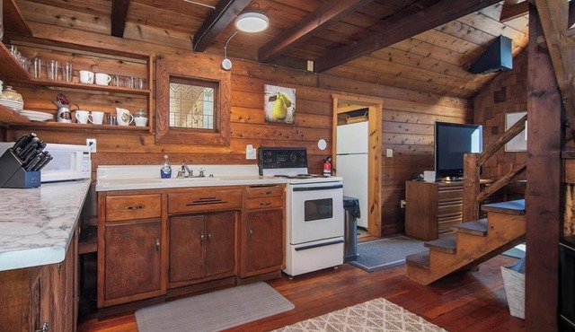 Rustic riverside cabin with easy access to town, trails and Mt Washington