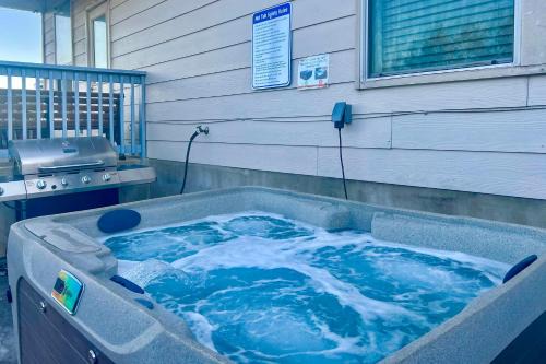San Antonio Home w/Hot Tub: Near Golf & Shopping