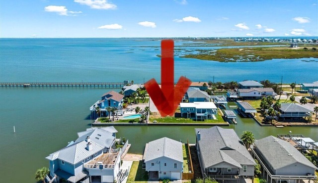 Sea Isle Bay Watch Canal Home Sleeps 8 Dog Friendly Great Fishing and Hot Tub.