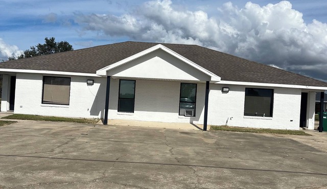 Serene corporate apartment with AC in Lake Charles close to casinos and plants.