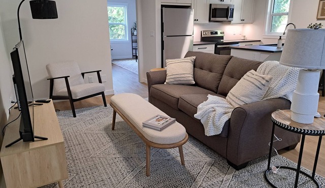 Sicamous Upper Suite - Licensedn