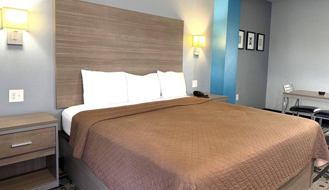 Simple & Affordable Room Near Houston’s Key Attractions | Free Parking