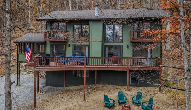 Skyefall Mountain Retreat: Hot Tub, Fire Pit & Wooded Views | Great for Families