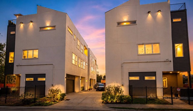 Sleeps 20! Luxury Twin Bldg Near Dtown: Pet-Friendly