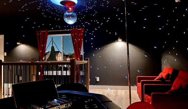 Sleeps 24 - Hot Tub, Sauna, Gym, Karaoke, Casino, Billiards & Rooftop Soccer