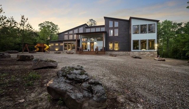 Sleeps 36, Luxury Cabin on Creek Game Room, HotTub, playset, privacy, paved road