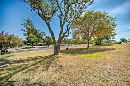 Snowbird-Friendly House with Game Room, Full Kitchen, Balcony & W/D