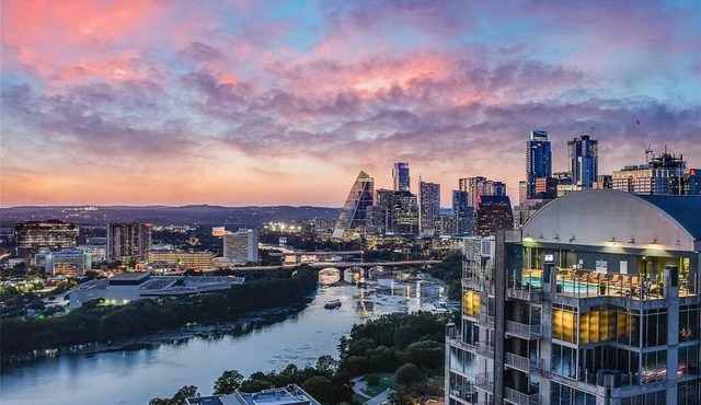 Soak in Iconic City Views from the Heart of Austin – Rainey Street Luxury Studio