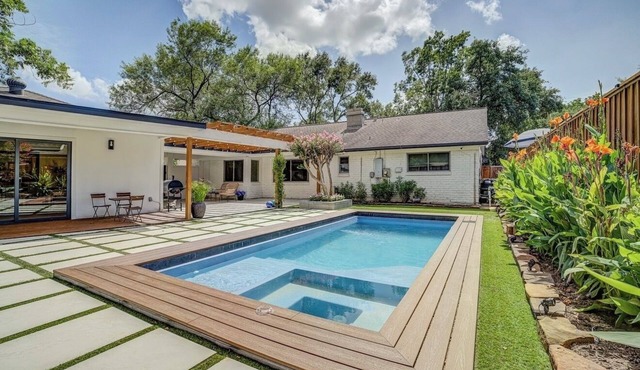 Southern livings-pool-4BRs-6Beds-entertainment room-courtyard-on BellaireHouston