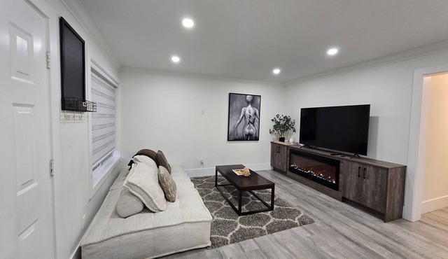Spacious 1BR Suite w Laundry, workspace, wifi, close to malls, KPU&SMH