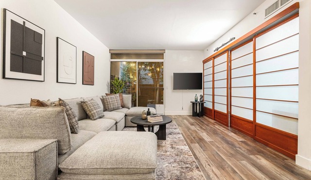 Spacious 2 Bedroom Condo in DTLA, Large Private Patio, Pets Welcomed