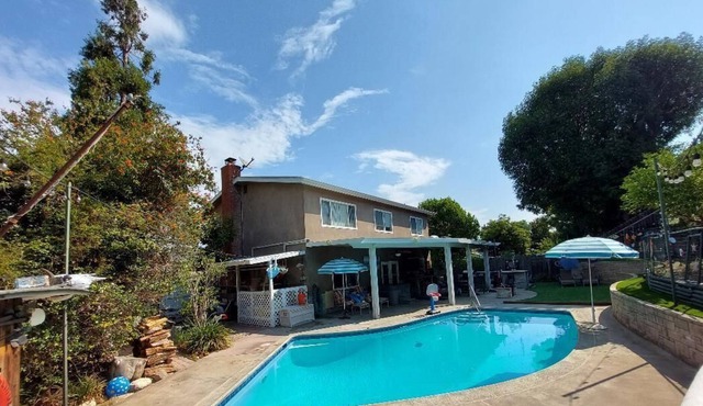 Spacious 2 bedroom 2 bath home with pool and Jacuzzi
