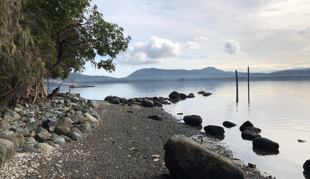 Spacious 2BR Unit on Waterfront Property with Beach Access - Sleeps 6