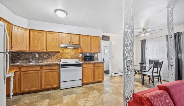 Spacious 3-bed Suite in Browntown, Near Dining & Fun