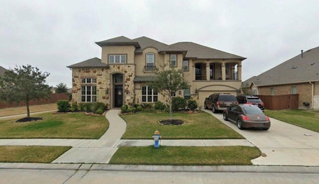 Spacious 3BR/3BA Upstairs Getaway with Private Balcony — Steps from Town Center