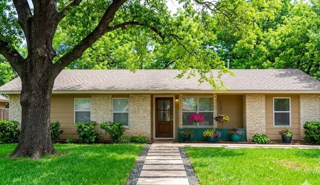 Spacious 3BR SoCo Family Retreat ❤️ Private Yard Minutes to Dtwn