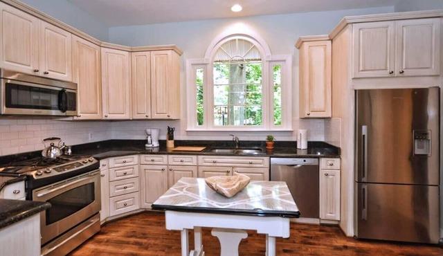 Spacious 4BR in Cotswold w/Deck