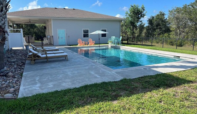 Spacious 6-bedroom house with swimming pool and huge party room in Port O'Connor