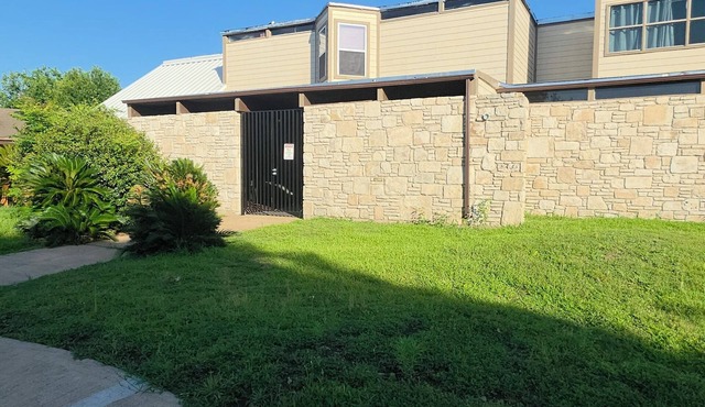 Spacious 6-bedroom 4 toilets house in Houston Texas available for short rent
