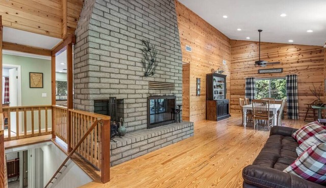 Spacious and secluded cabin, backs forest and hiking trails