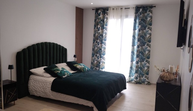 Spacious, bright studio with terrace in a quiet residence in Charly