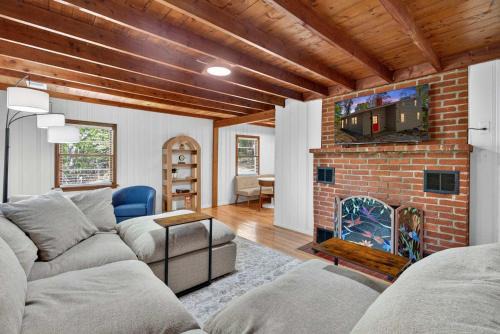 Spacious cabin w private river, hot tub & fire pit