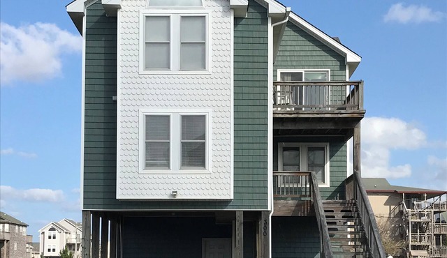 SPACIOUS FAMILY FRIENDLY HOME, 300 STEPS TO BEACH, PRIVATE POOL/HOT TUB