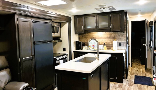 Spacious Glamper with TWO fireplaces, sleeps 2-4 in charming Dripping Springs
