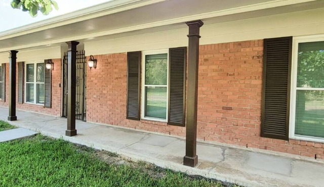 Spacious home, between Hobby & Downtown Sleeps 10