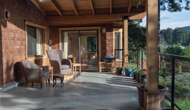 Spacious lakefront cottage, Salt Spring Island. Great sunsets, central location