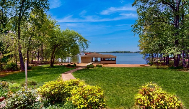 Spacious lakefront house w/private hot tub, deck, fire pit & grill