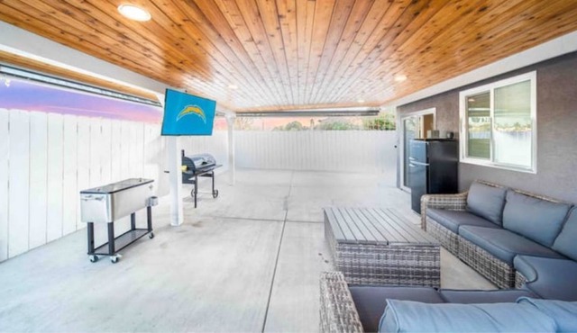 Spacious Lux Home 75" Smart TV/Outside Cinema