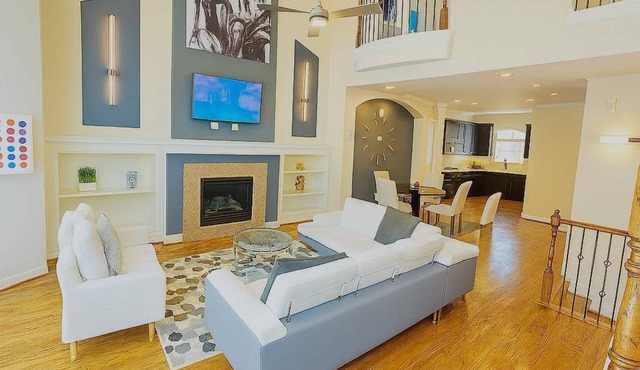 Spacious & Luxurious | 4 Beds 2.5 Bath w/Jacuzzi