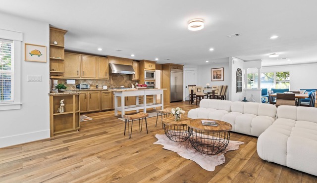 Spacious Luxury Highland Village Retreat near River Oaks/Galleria-4BDR-2 King BD