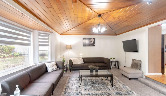 Spacious & Modern by the Beach ~ King & Queen Beds