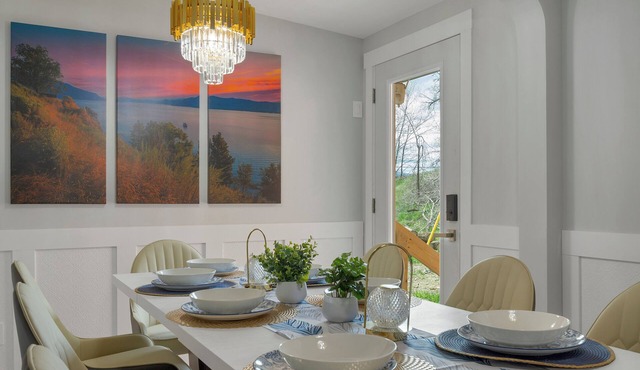 Spacious Modern Entire Main House & Suite - Sleeps 16