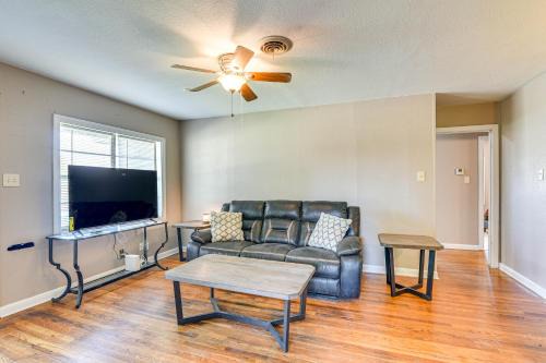 Spacious Orange Rental ~ 3 Mi to Museums & Garden!