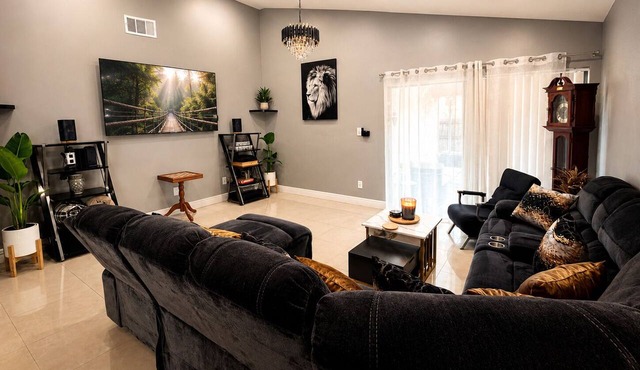Spacious Orlando Retreat Near UCF & Downtown, Family-Friendly 3BR Home