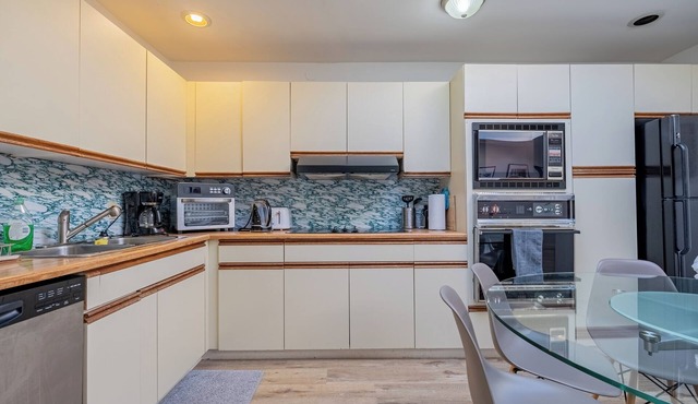 Spacious Unit In The Heart of Horseshoe Bay