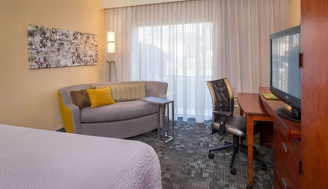 Spacious Unit w/Patio! Gym, Pool, Near Pavilion & UNC Charlotte