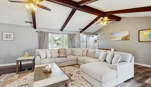 Spacious waterfront house with full kitchen, BBQ, patio & ping-pong table