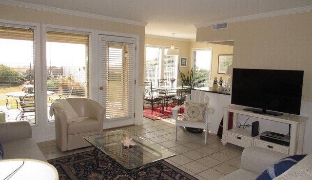 SPECIAL MAY RATES! DIRECT BEACH FRONT. John Fripp Villa 101