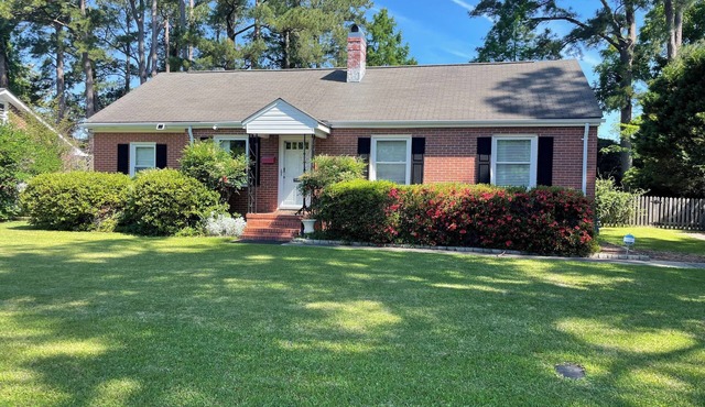 Spencer Cottage - Bright Home Near Downtown - Sleeps 6 - Private Backyard