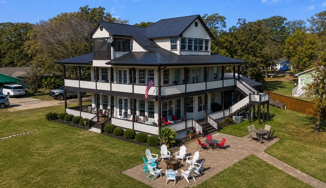 Sprawling Cape Cod feel Waterfront Haven with 300 feet of private lakefront