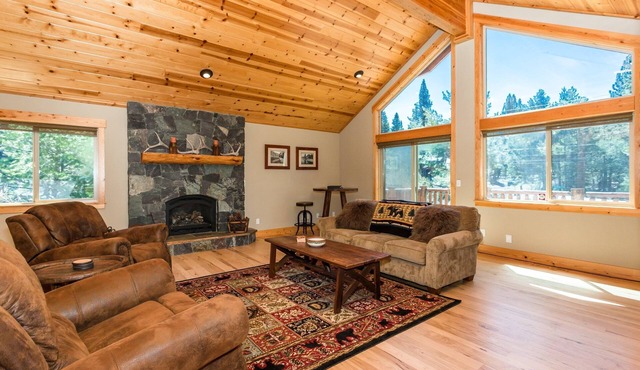 St. Moritz - Spacious Tahoe Donner Home with two decks and bbq-on quiet street