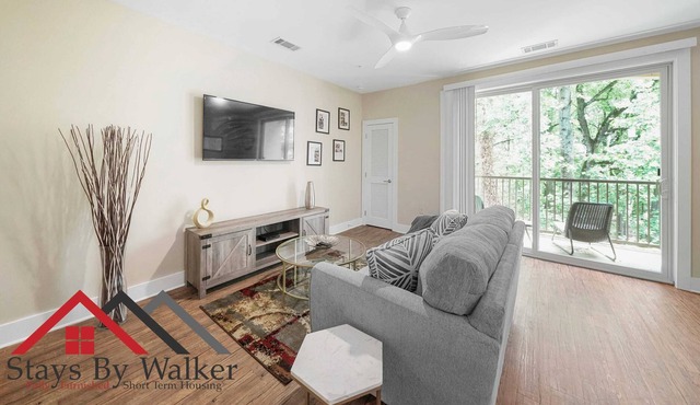 StaysByWalker™ King Bed ★ SouthPark 1BR Condo ★ Pool/Gym (726 SqFt)