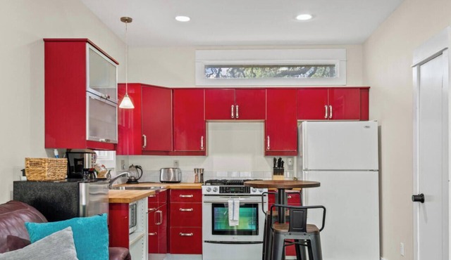 Steps to SoCo, Mins to Zilker | Quiet Pet-Friendly Casita w Grill + Workspace