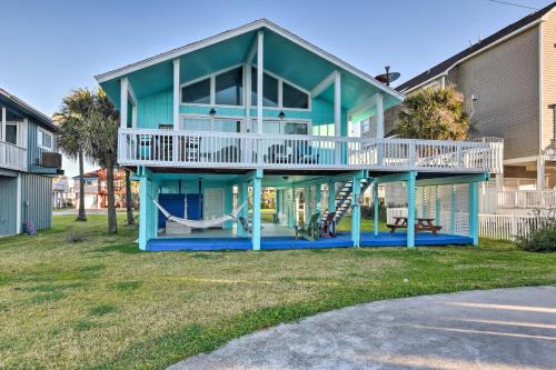 Stroll to Galveston Beach: Home w/Outdoor Oasis