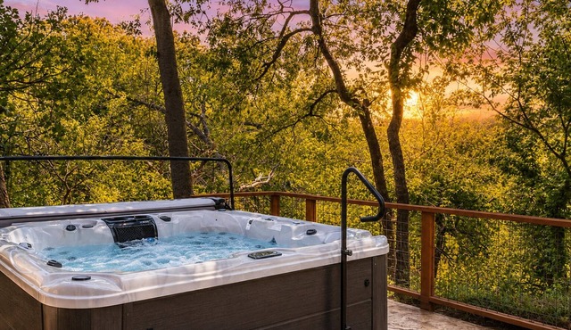 Stunning Rivrefront 3BR with Hot tub, water view!